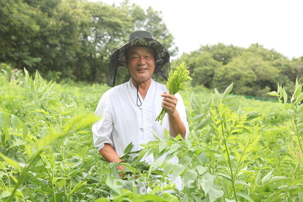 은퇴 후 인생 제2막을 살고 있는 순성농원의 구광회 씨(현 면천향교 총무수석장의)