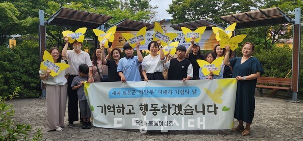 기림의 날에 앞서 지난 13일, 당진어울림여성회는 당진풀뿌리여성연대 회원 등 시민들과 함께 평화의소녀상 앞에서 행사를 열었다.