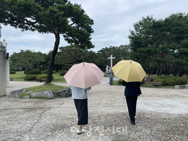 당진시가 실외 관광지를 찾는 관광객을 위해 양우산 대여 서비스를 시작했다.