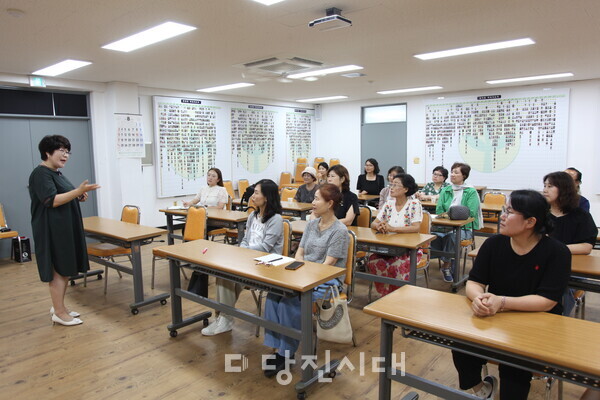 지난 18일 나루문학회가 6회차 인문학강좌를 새마을회관에서 진행했다.