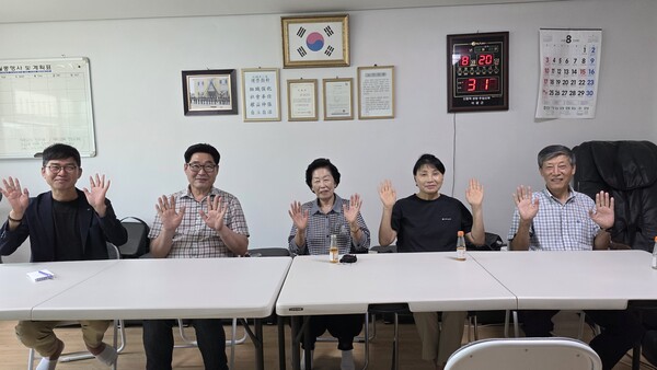 사진 왼쪽 두번째부터 김용대 이장, 한봉선 노인회장, 박란수 부녀회장, 심명보 합덕읍노인지회 사무국장