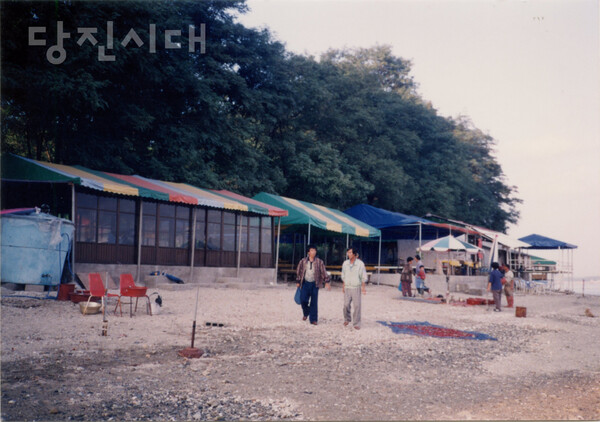 1990년대 행담도 선착장 인근의 횟집들 [사진 제공 : 조상섭 매산1리 노인회장]