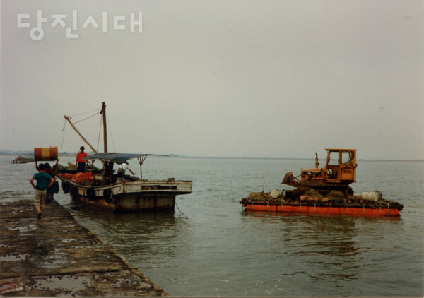 1980년대 행담도 선착장 건설을 위한 중장비 수송 [사진 제공 : 조상섭 매산1리 노인회장]