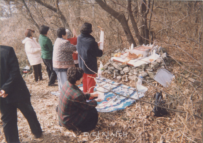 옛날 행담도 주민들이 제사를 지내던 모습