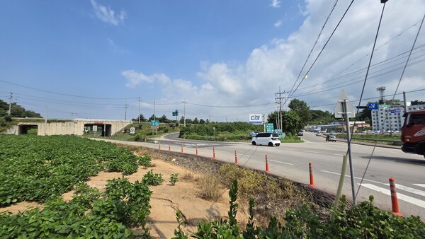 송악읍 동진아파트와 명지아파트 사이 반촌교차로, 매년 여러건의 역주행 사고가 발생하고 있다.
