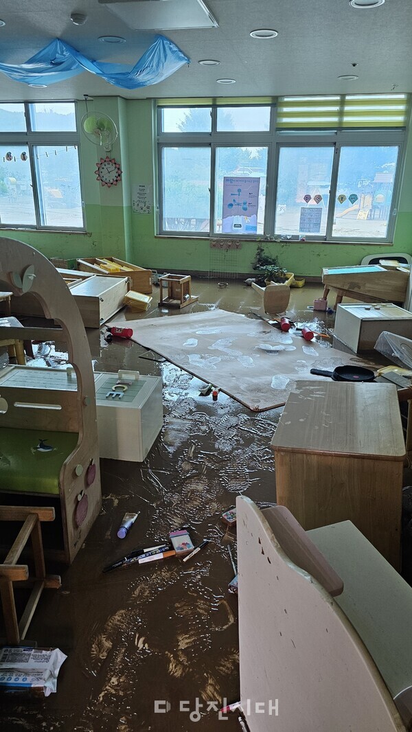 지난 7월 수해로 교구와 가구, 전산기기, 통학버스 등에 피해를 입은 용연유치원 모습