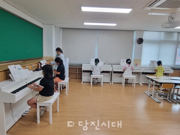 당진초등학교가 늘봄연계교실에 참여 중인 2학년 학생을 대상으로 피아노 프로그램을 운영하고 있다.