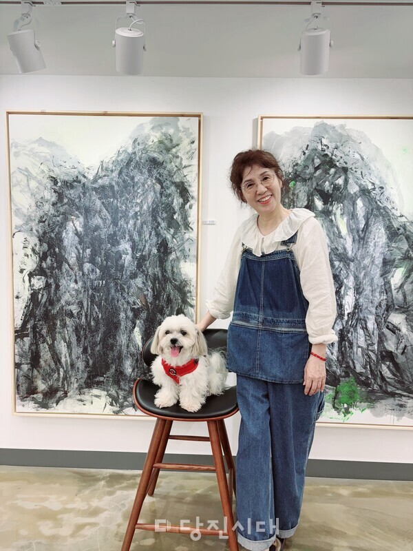 오는 20일까지 당진문화공감터 2층 갤러리터에서 서진석 작가의 개인전이 진행되는 가운데, 서진석 작가와 반려견 밍이의 모습