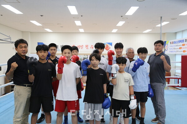 (왼쪽부터) 박종규 회장, 김승준, 문성우, 구교빈, 최승혁, 이도현, 이병민, 문성빈, 최원우, 김덕구 학생과 이천우 코치, 이한경 전무이사