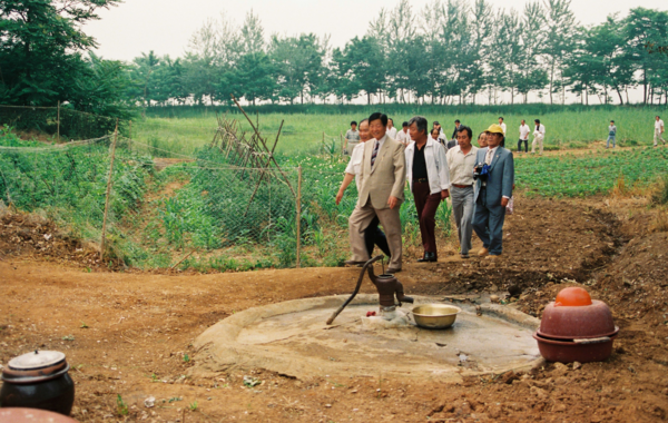 1987년 상록회가 행담도에 방문했을 때 모습. 보이는 곳이 두 번째로 생긴 우물이다. (출처: 당진시 데이터포탈