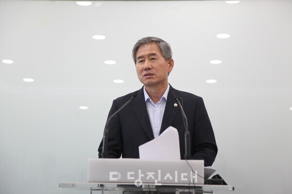 지난 12일 국민의힘 소속의 김봉균 시의원이 탈당 기자회견을 열었다.