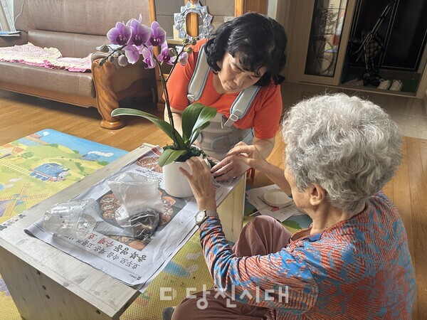 송악사회복지관이 주민발굴단과 함께 지난 12일 1인가구 안부살핌 활동을 진행했다.