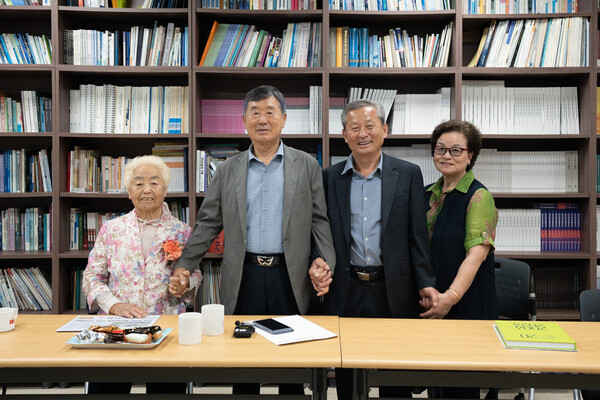 지난 17일 행담도에 있던 한정초 행담분실에서 첫 교사였던 강전항 씨와 그의 제자 한정만 씨. 그리고 교실이 없어 사랑방을 내주었던 임은순 씨가 만났다. (왼쪽부터) 임은순, 강전항, 한정만, 김미정 씨