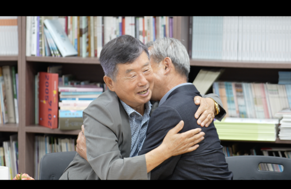 지난 17일 행담도에 있던 한정초 행담분실에서 첫 교사였던 강전항 씨와 그의 제자 한정만 씨. 그리고 교실이 없어 사랑방을 내주었던 임은순 씨가 만났다. (왼쪽부터) 임은순, 강전항, 한정만, 김미정 씨