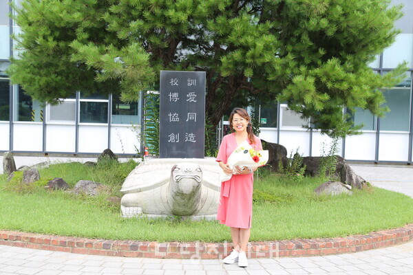 박옥진 씨가 지난 9일 모교인 서야중학교를 찾아 진로 특강을 진행했다.