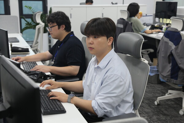 미래내일 일경험사업을 통해 인턴 생활을 하고 있는 청년 안준석 인턴과 오대종 인턴