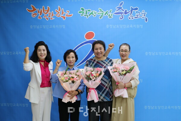 74세, 72세, 67세 고령에 고졸 검정고시에 합격한 세 명의 합격자에게 합격증서가 수여됐다.