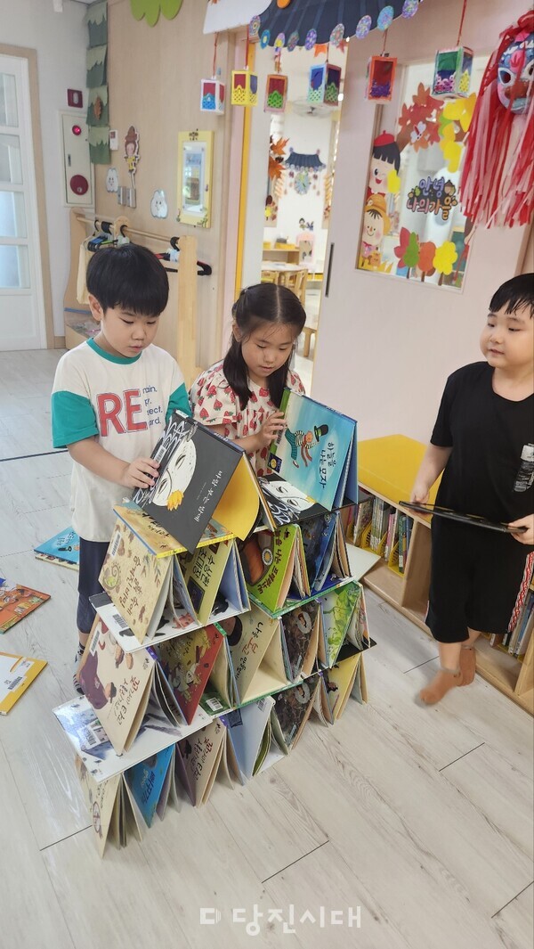 서정초등학교 병설유치원에서 지난 15일부터 19일까지 ‘책놀이 축제’가 열렸다.