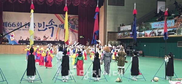 지난달 28일 고산초 신명풍물패가 한국민속예술제에 출전해 전승상을 수상했다.