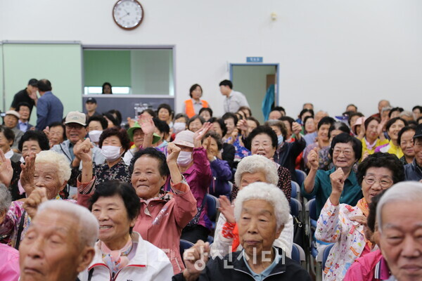 지난달 30일 송산사회복지관에서 송산면 효 경로잔치가 열렸다.