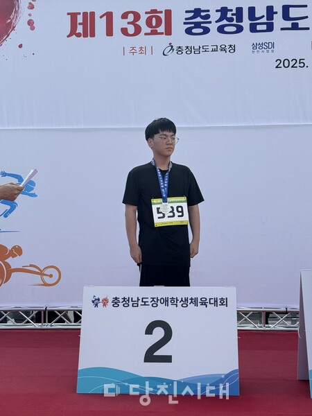 홍경래 학생이 포환던지기 은메달을 획득했다.