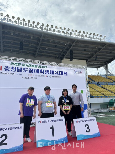 (가장 왼쪽)안은서 학생이 포환던지기 은메달을 획득했다.