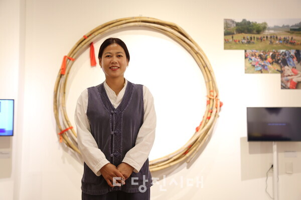 기지시줄다리기 박물관에 전시된 베트남 줄 앞에 선 이수정 이수자