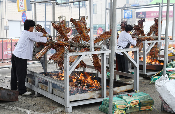 홍성바비큐축제에서는 돼지고기와 닭고기 등 다양한 종류의 바비큐를 맛볼 수 있다.