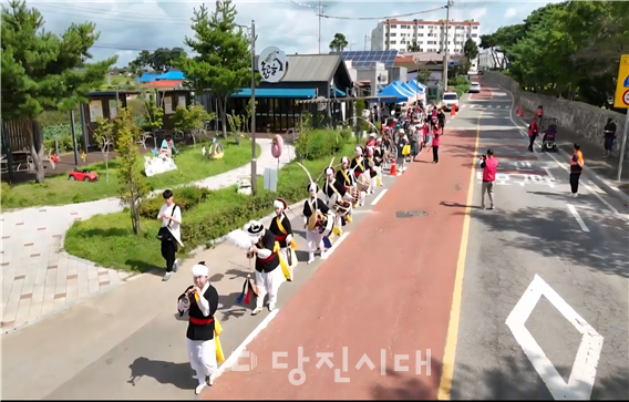 우강면 마을관리소 1주념 기념식 中 길놀이 모습