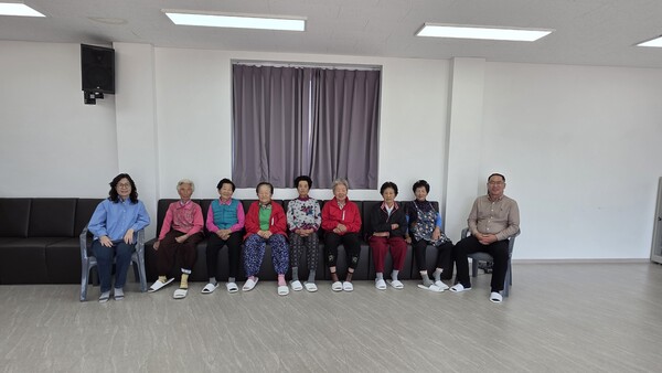 사진 왼쪽부터 김경숙 부녀회 총무, 마을주민 한남이(86), 심태진(93), 정월옥(88), 현갓난(81), 나천화(80), 강혜정(89), 강추자(83), 문한석 이장