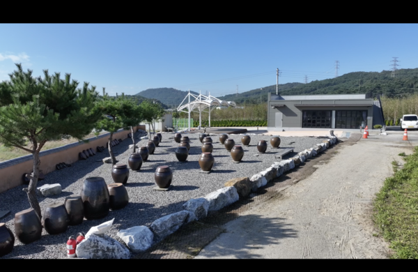 마을회관 앞 장독대 모습