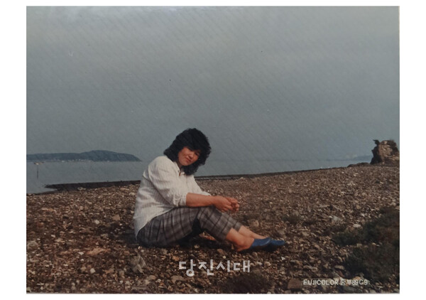 1989년 행담도의 최북단에 위치한 퉁소바위 앞에서 / 김미정 제공