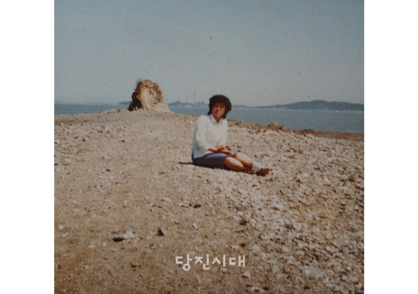 1989년 행담도의 최북단에 위치한 퉁소바위 앞에서 / 김미정 제공