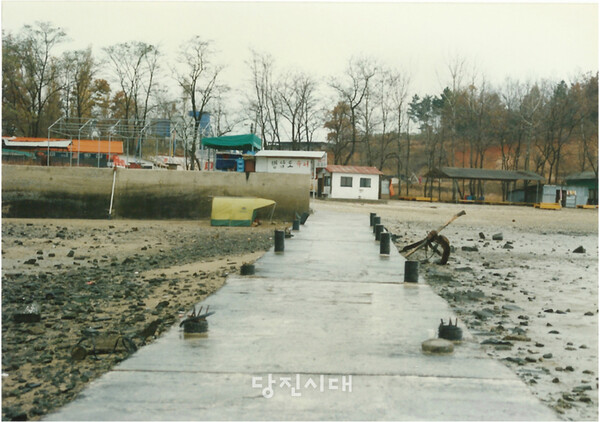 1990년대 후반 관광객들의 발길이 끊겨 황량한 행담도 선착장
