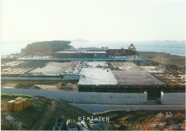 새마을주택과 학교, 마을, 밭이 있던 자리에 행담도 휴게소 건설 공사가 진행되고 있다.