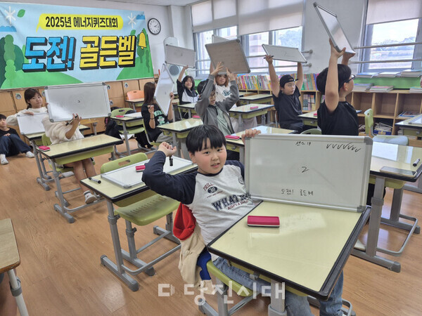 지난 23일 서정초 환경사랑동아리 에코몽이 온라인 독서골든벨에 참여했다.