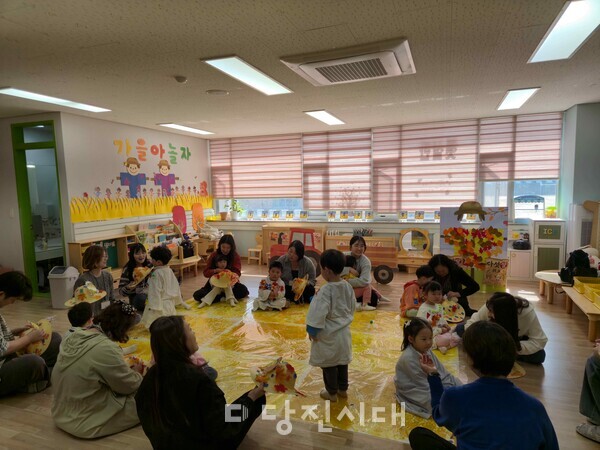 탑동초등학교병설유치원이 지난 23일 보호자를 대상으로 ‘놀이 중심 교육과정의 이해와 자녀 양육 방법’을 주제로 한 보호자 연수와 참여수업을 운영했다.