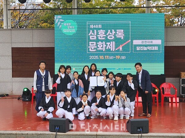 신평초등학교 사물놀이부 학생들이 당진 지역 두 대회에서 연이어 우수한 성적을 거뒀다.