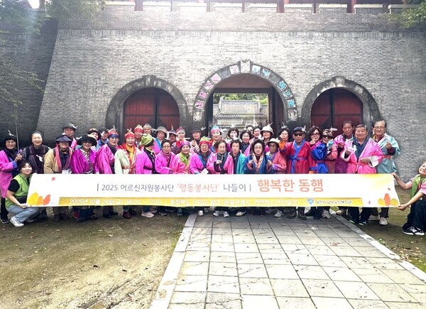 당진시남부노인복지관이 지난 24일 어르신자원봉사단 ‘행동봉사단’과 함께 충북 단양으로 나들이를 다녀왔다.