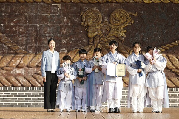 송산사회복지관 아동설장구동아리 ‘장구하이’가 기시지줄다리기박물관 야외무대에서 진행된 ‘제11회 당진시 청소년국악제’에서 최우수상을 수상했다.