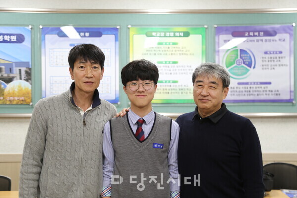 왼쪽부터 이은희 교감, 김산하 학생자치회장, 신세순 교장