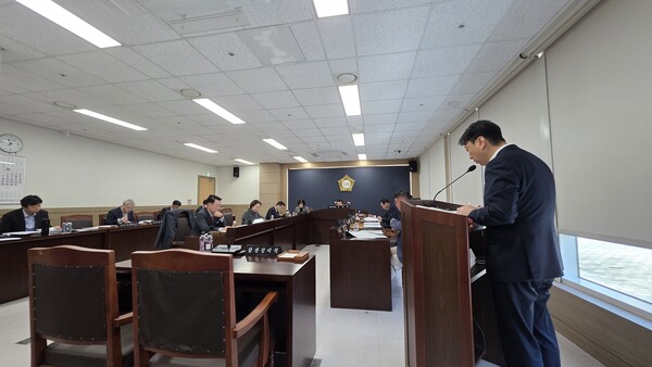 당진시의회 산업건설위원회(위원장 윤명수)가 지난달 27일 신평면 신당리 성토지에서 침출수가 유출돼 인근 농지의 벼가 고사한 사건과 관련한 피해 대책 보고를 받았다.