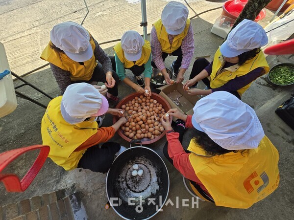 송악읍 돌봄봉사자들이 후원받은 계란으로 밑반찬을 만들어 전달했다.