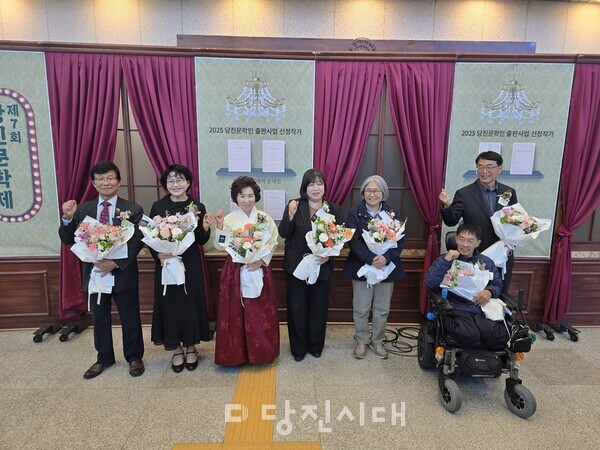 (왼쪽부터) 김명수, 유미경, 유제희, 박해옥, 이경희, 김완종, 정회인 작가