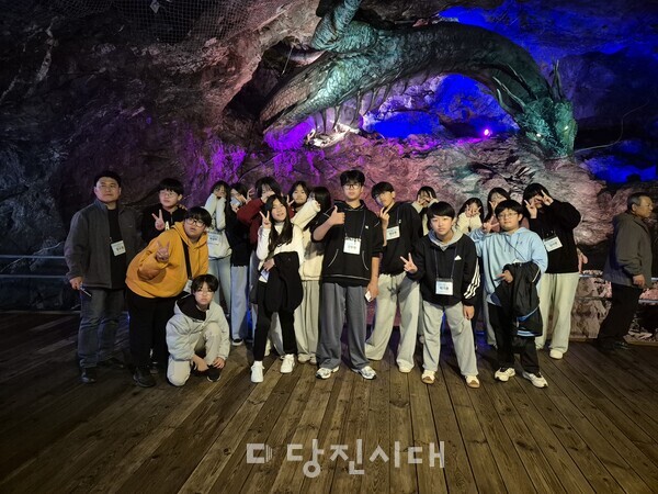 당진시 탄소중립지원센터가 지난 8일 송악읍주민자치회와 협업해 송악중학교 학생들을 대상으로 광명시의 우수사례 견학을 실시했다.