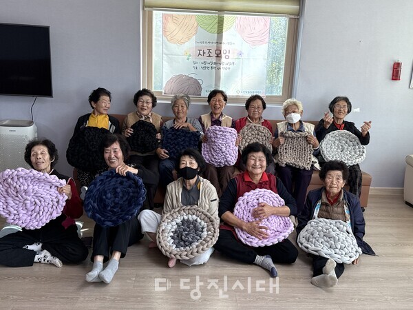 송산사회복지관이 노인맞춤돌봄서비스 어르신들을 대상으로 통정 1리 경로당에서 지난달 14일부터 30일까지 자조모임 프로그램을 진행했다.