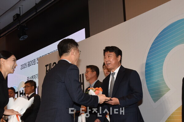 지난 13일 조재웅 더부러주식회사 대표이사가 전국장애경제인대회에서 모범 장애경제인 부문 중소벤처기업부 장관표창을 수상했다.