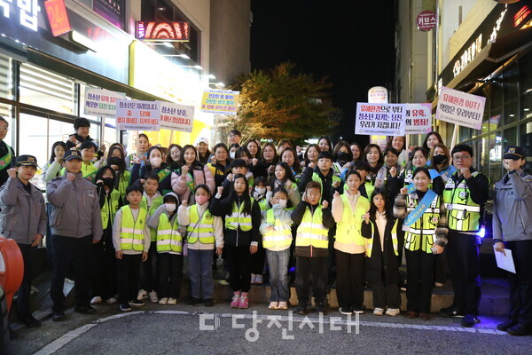 지난 13일 당진시청소년유해환경감시단이 우두동 일대에서 수능 청소년 보호 캠페인을 실시했다.
