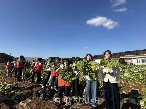 지난 14일 당진북부사회복지관이 시내산학교 학생들과 ‘2025년 장애인후원회 사랑의 김장나누기’ 자원봉사활동을 진행했다.