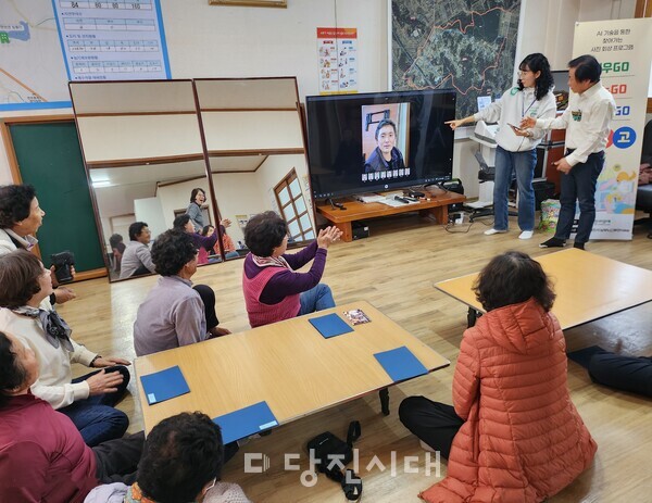 AI 활용 찾아가는 사진 회상 프로그램 ‘고.고.고(배우GO 나누GO 회상하GO)’가 면천·신평·합덕 등 남부지역 경로당에서 열렸다.